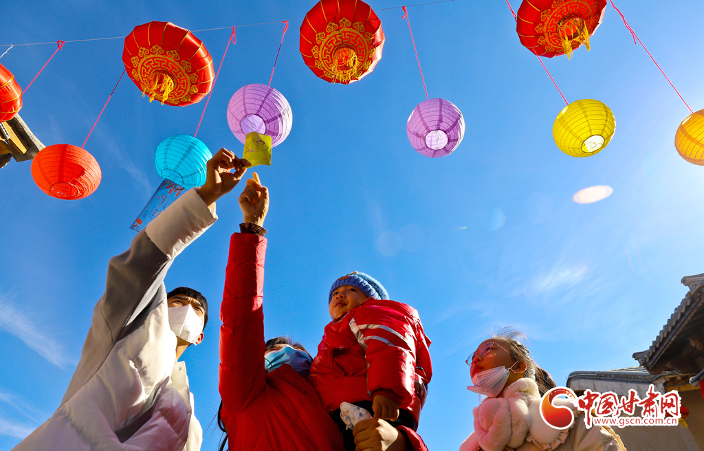 2月15日，甘肃省张掖市临泽县河西民俗博览园高老庄文化广场上，群众在猜灯谜欢庆元宵佳节。