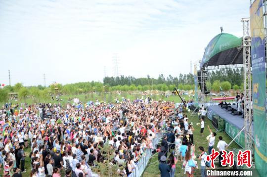 甘肃嘉峪关民谣摇滚“视听盛宴”引千人夏日狂欢