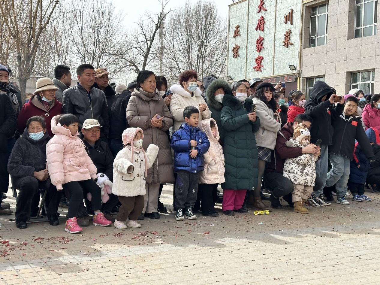沉浸其中的现场观众们。李昊摄