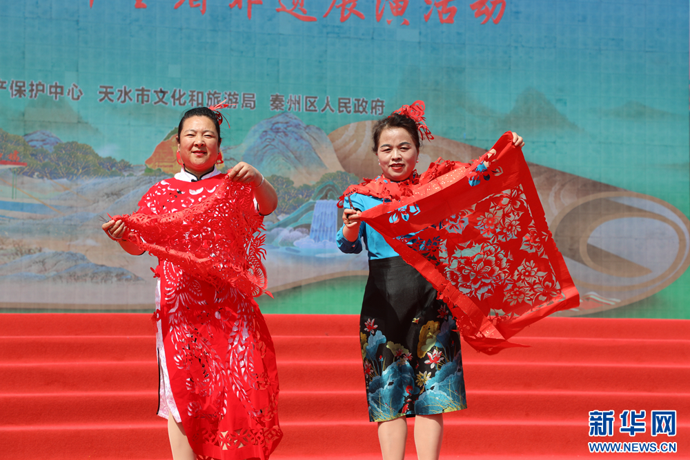 剪纸表演　新华网（王生元　摄）