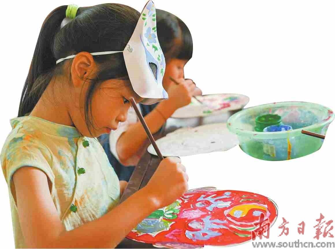 孩子们在“粤鲁非遗体验活动上”学习绘制山东省级非物质文化遗产——侯氏社火脸谱。南方日报记者 钟志辉 摄