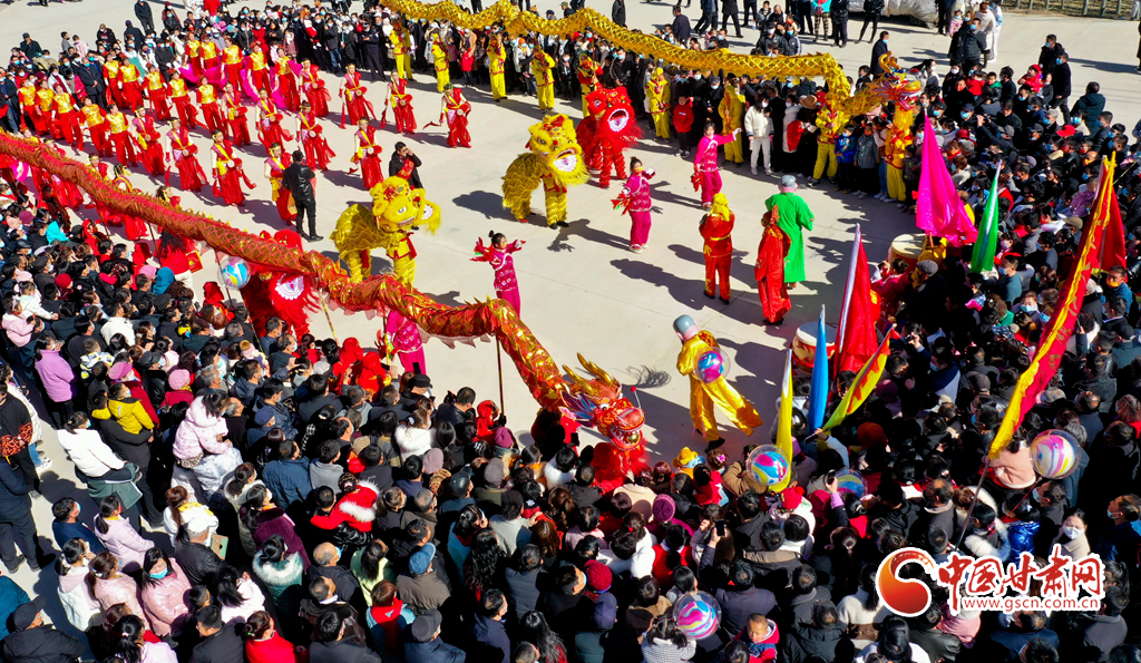 2月15日，甘肃省张掖市临泽县河西民俗博览园高老庄文化广场上，群众在观赏传统民俗社火节目欢庆元宵佳节。
