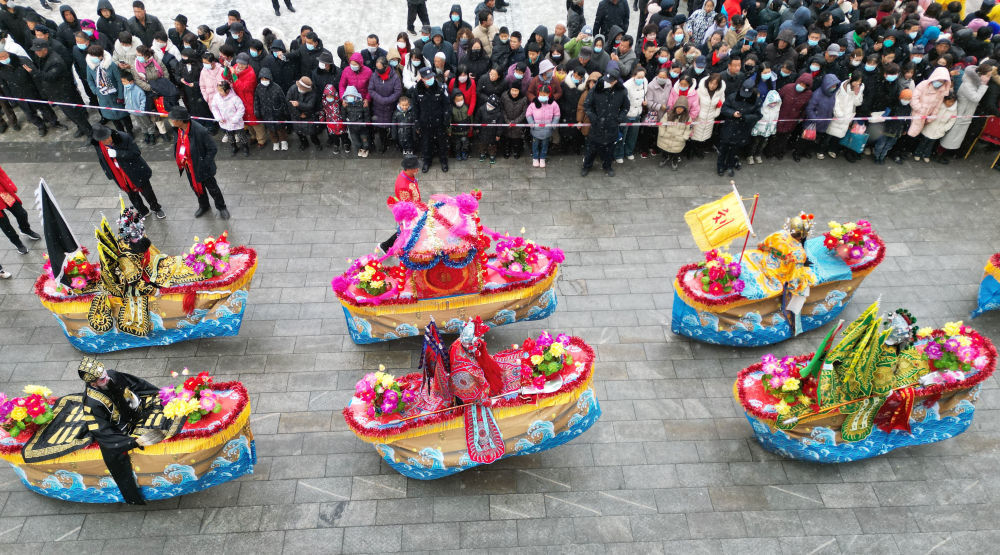 2月22日，秧歌队员在甘肃省和政县聚兴广场表演秧歌（无人机照片）。新华社发（史有东　摄）