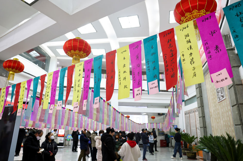 2月22日，在甘肃省兰州市图书馆，市民在猜灯谜。新华社发（侯崇慧　摄）