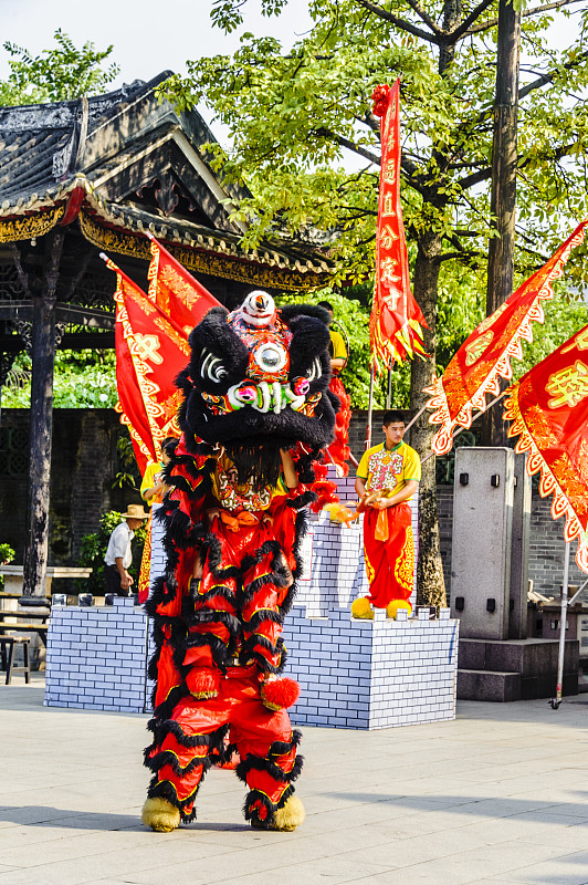 中国广东省佛山市祖庙景区的舞狮表演图片下载
