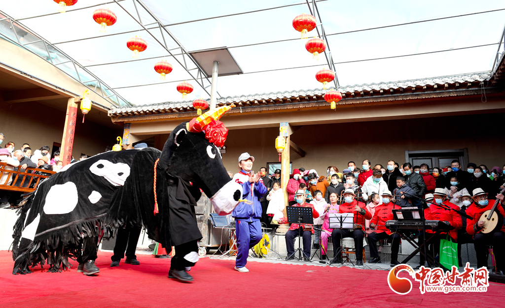 2月15日，甘肃省张掖市临泽县河西民俗博览园高老庄文化广场上，群众在观看地方剧“惊牛”欢庆元宵佳节。