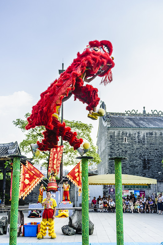 中国广东省佛山市祖庙景区的舞狮表演图片下载