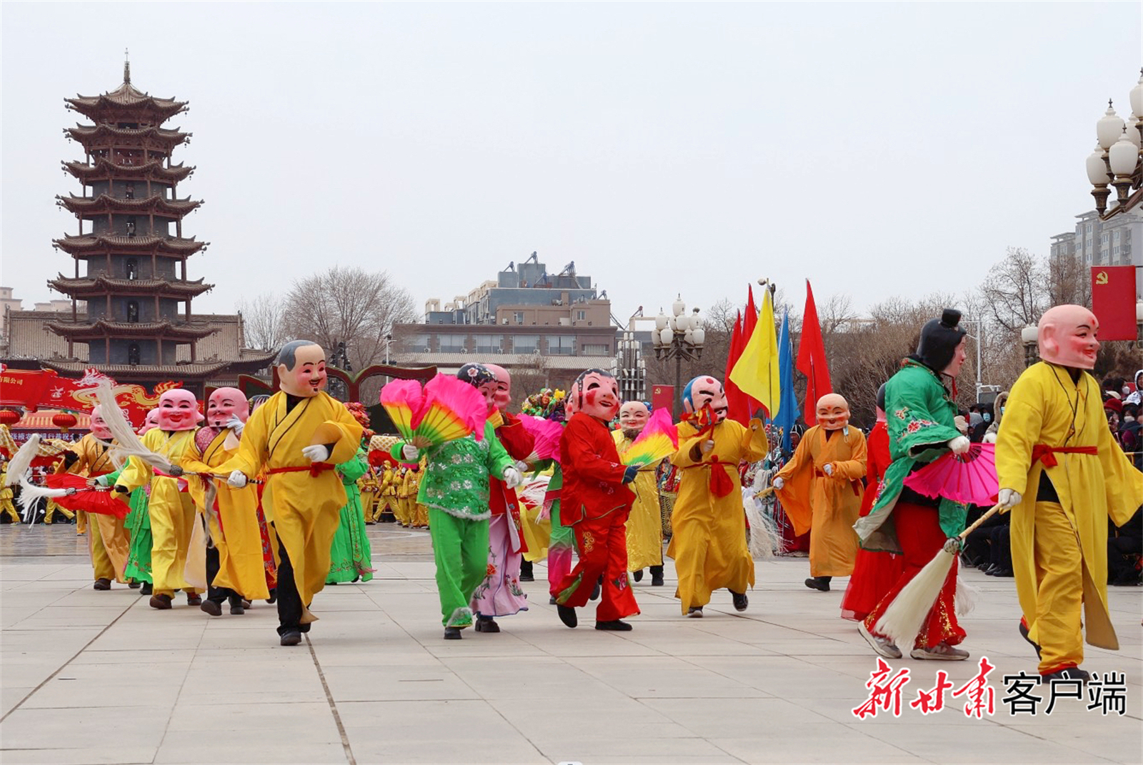 2月22日，“彩虹张掖·龙腾鼓舞贺新春”张掖市2024年社火调演在甘州区中心广场精彩开演。文中图片由新甘肃·甘肃日报通讯员　张渊　摄